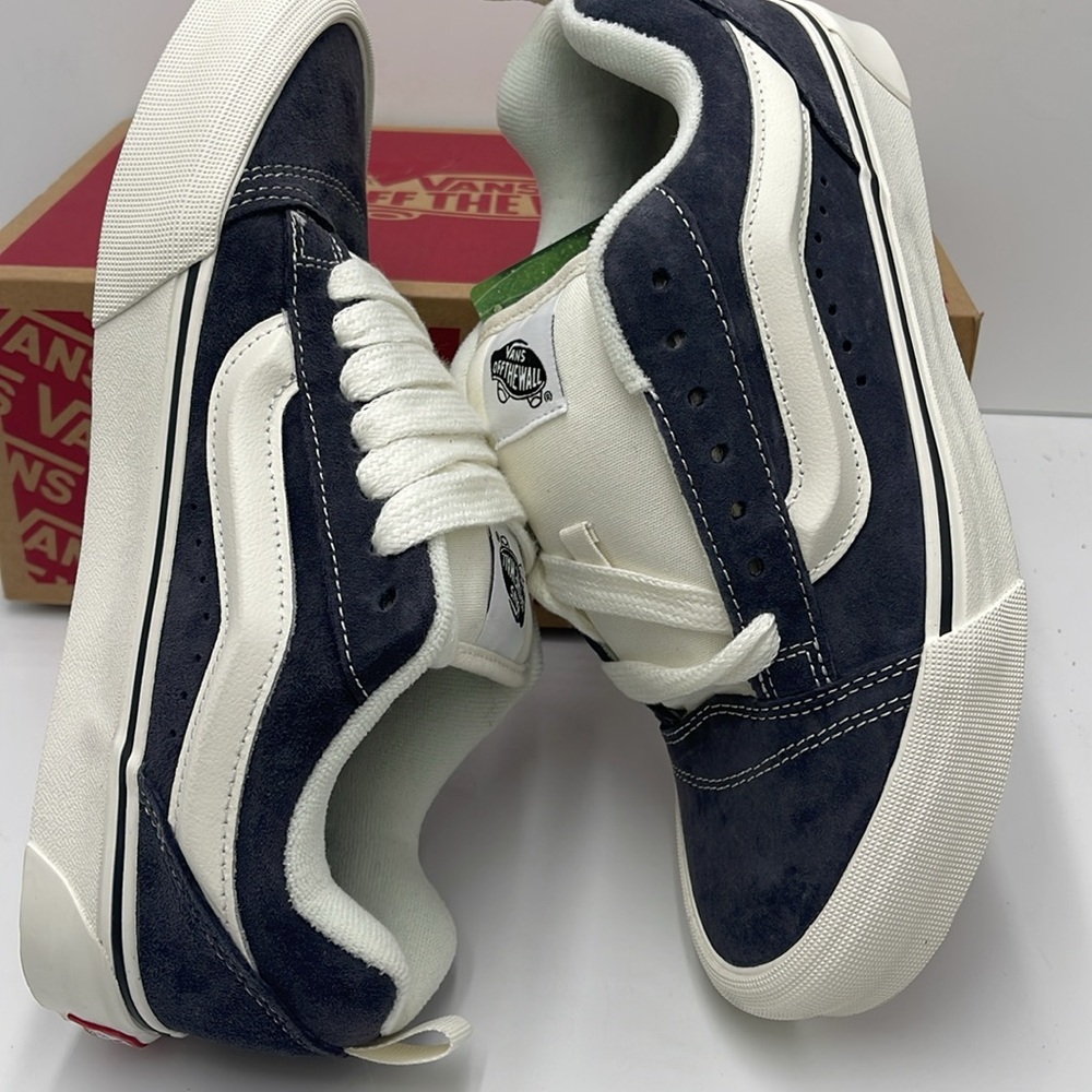 Vans WMNS Gray and White Sneakers Knu Skool
Pig Suede Gray
VN000CS0BGF - Picture 12 of 16